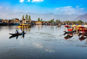 Kashmir holiday with mountains and valleys